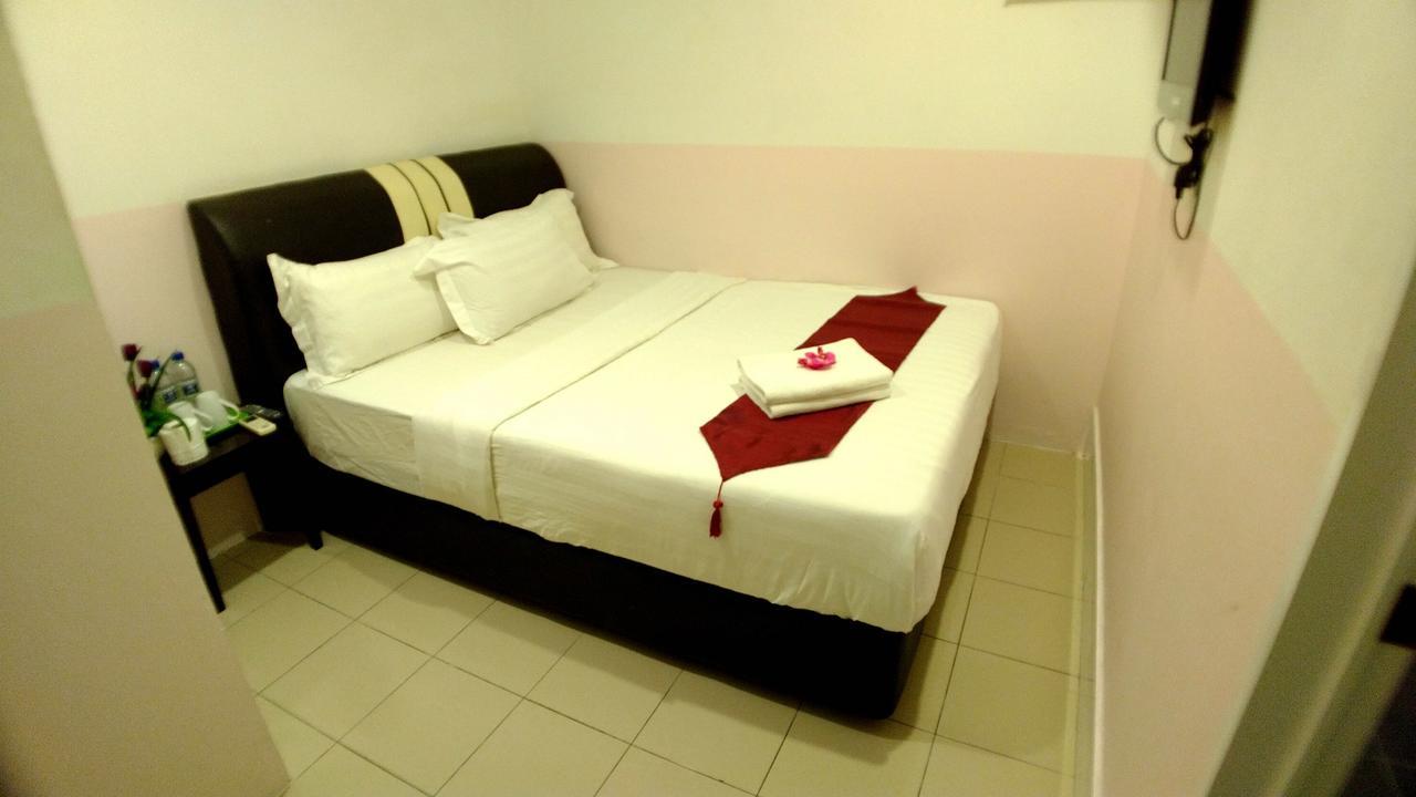 Apple 1 Hotel Budget Gelugor Exteriör bild